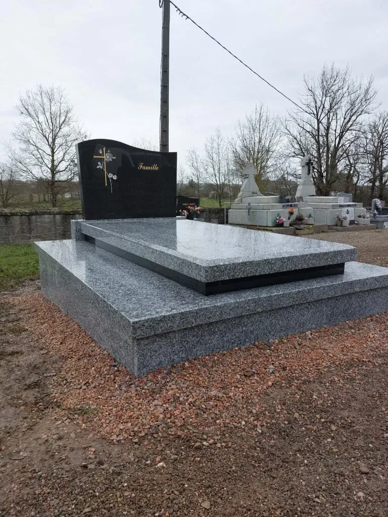 Monument funéraire familial moderne en granit gris et stèle noire.