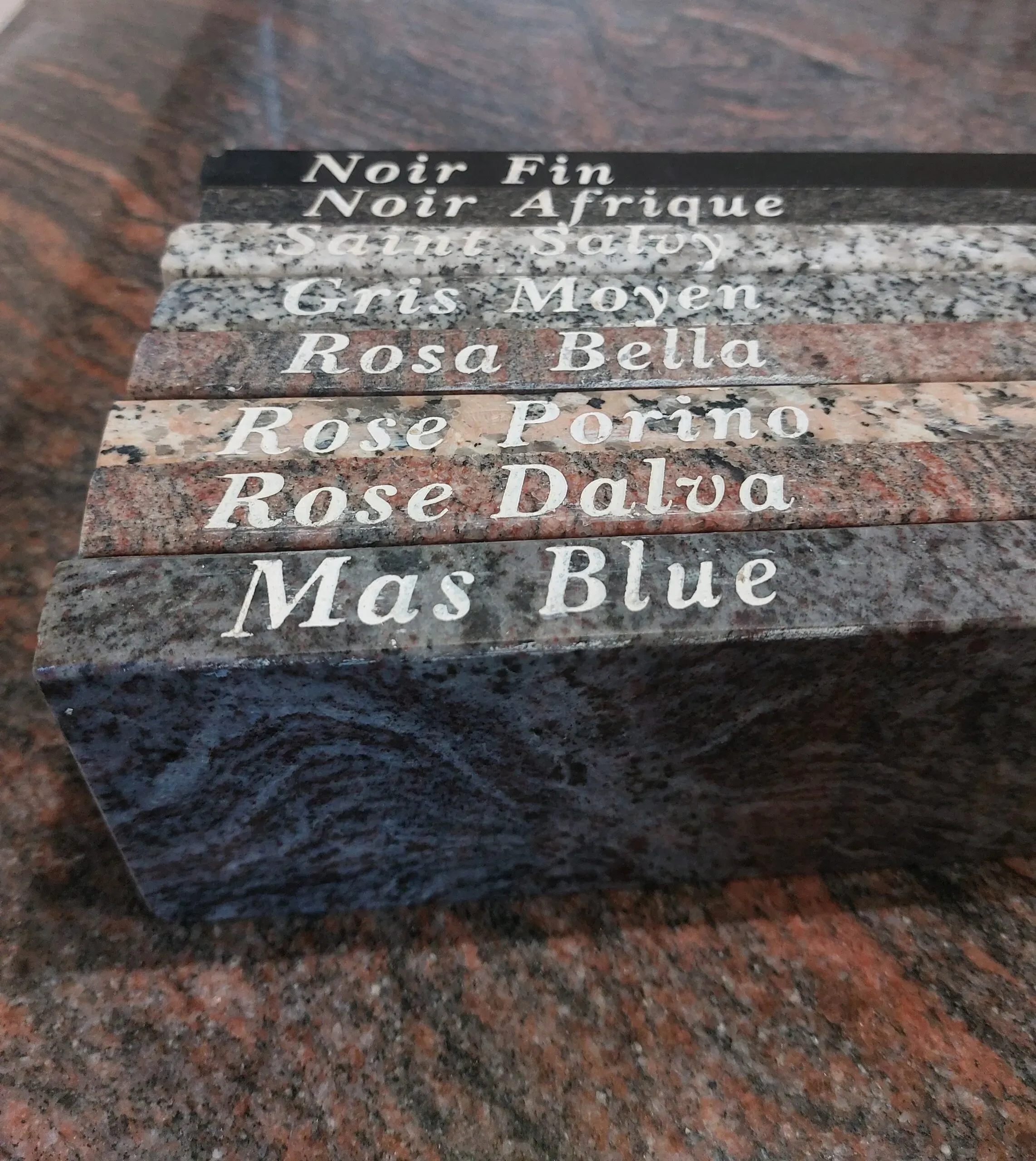 Échantillons de plaques de granit gravées présentés en dégradé de nuances.